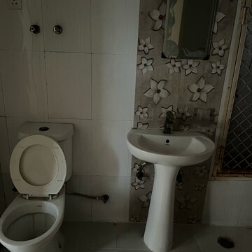 Bathroom in 2.5 BHK Apartment at Supertech Crown Town, Sector 74 – for Sale