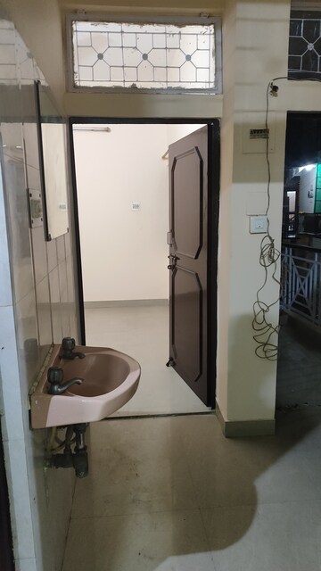 Bathroom in 2 BHK Apartment at Katwaria Sarai – for Rent