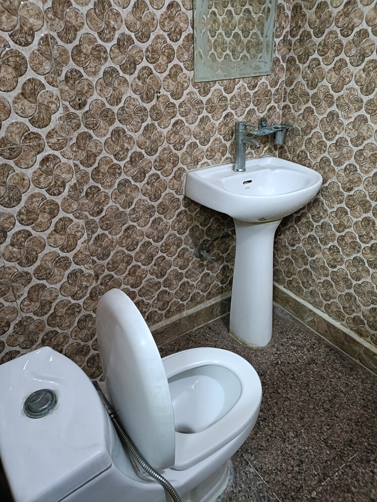 Bathroom, mehrauli 2.5 Bedroom 700 Sq.Ft. Builder Floor In Mehrauli Delhi 7844935