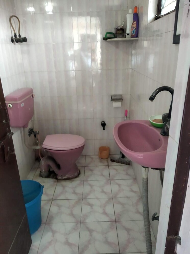 Bathroom, rwa-jalvayu-vihar 2 Bedroom 1000 Sq.Ft. Apartment In Sector 25 Noida 7845202