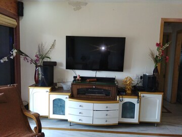 Furnished Amenities in 3 BHK Apartment at Andheri West – for Rent