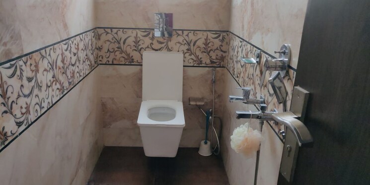 Bathroom, shivalik colony 2 Bedroom 100 Sq.Yd. Builder Floor In Shivalik Colony Delhi 7845349