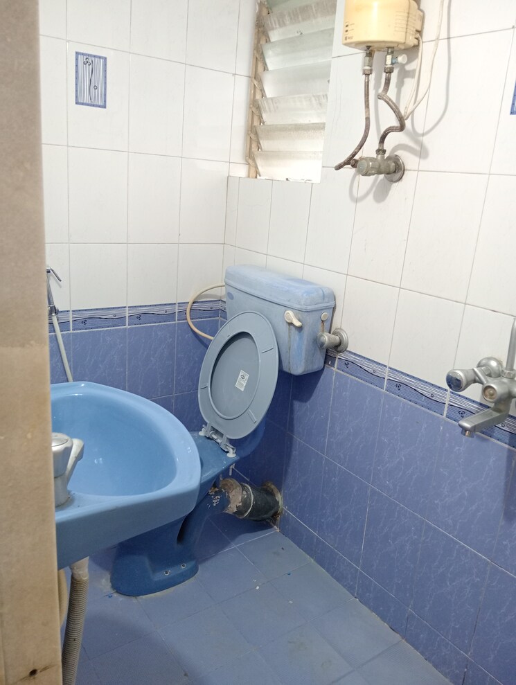 Bathroom, bindra-complex 1 Bedroom 550 Sq.Ft. Apartment In Andheri East Mumbai 7845592