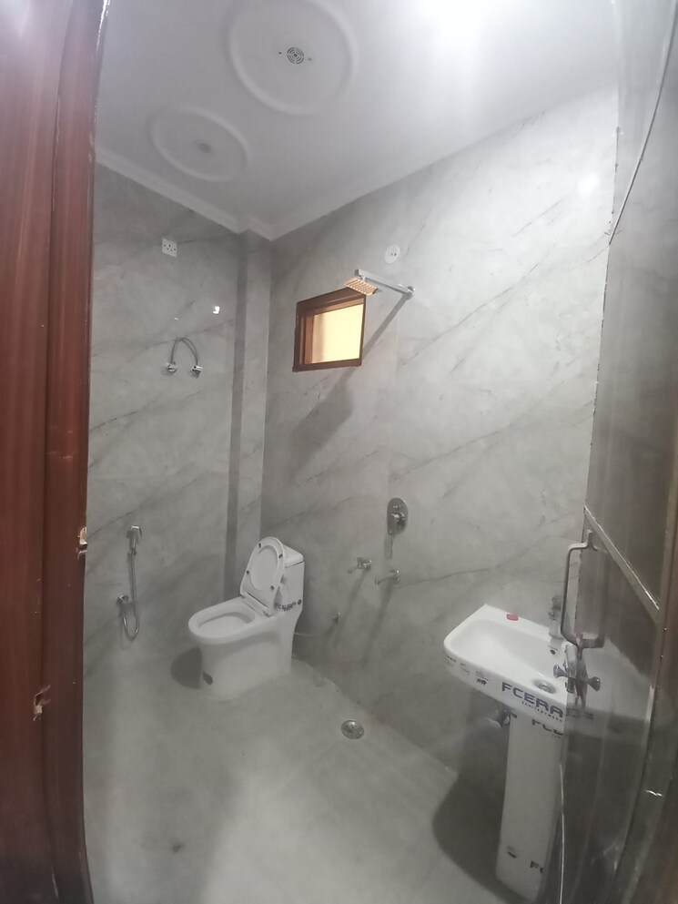 Bathroom, govindpuram 3 Bedroom 200 Sq.Mt. Builder Floor In Govindpuram Ghaziabad 7846052