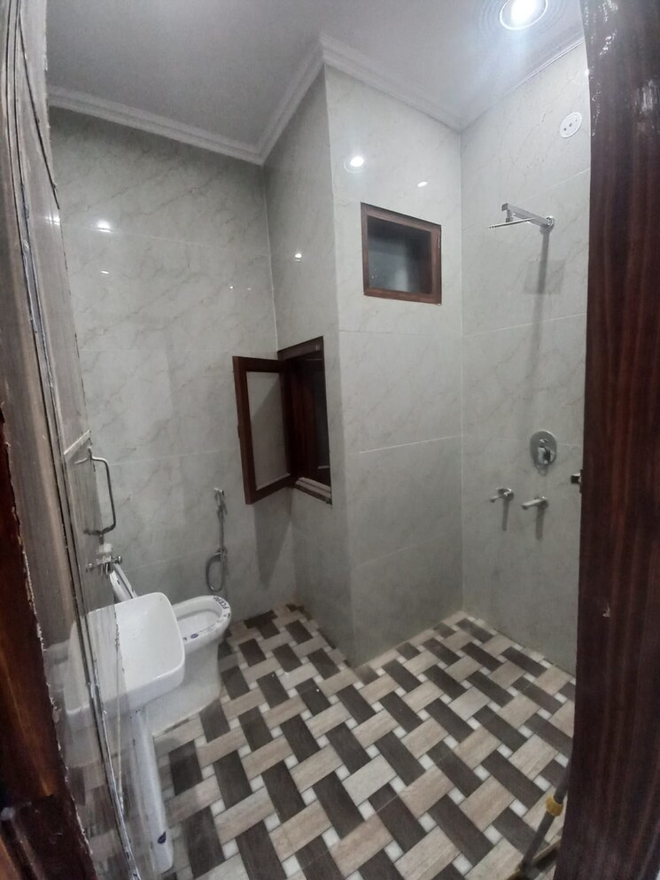 Bathroom, govindpuram 3 Bedroom 200 Sq.Mt. Builder Floor In Govindpuram Ghaziabad 7846052