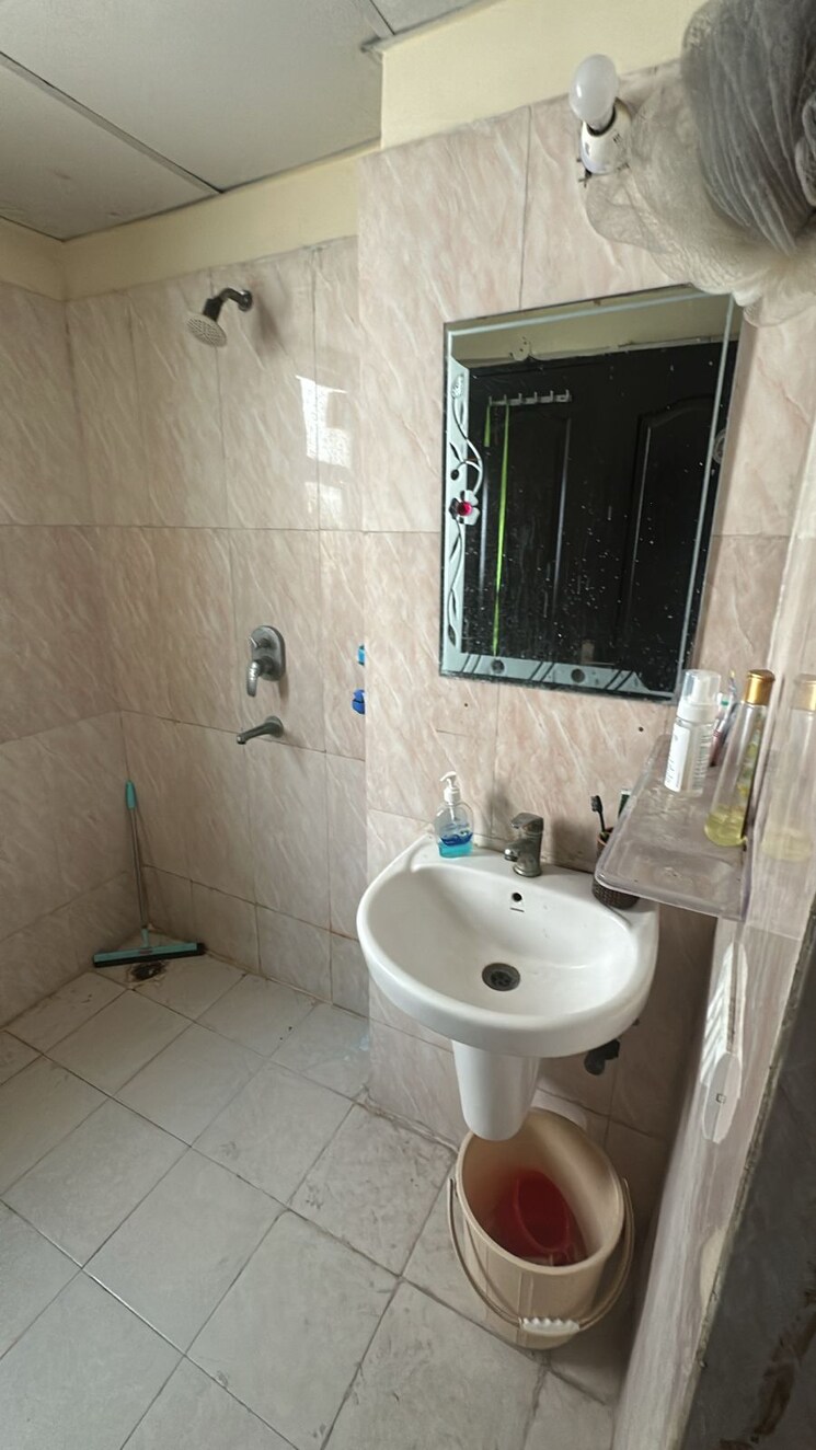 Bathroom, amrapali-princely-estate 2 Bedroom 875 Sq.Ft. Apartment In Sector 76 Noida 7846607