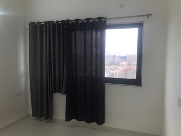 Room in 2 BHK Apartment at Amanora Gold Towers, Hadapsar – for Sale