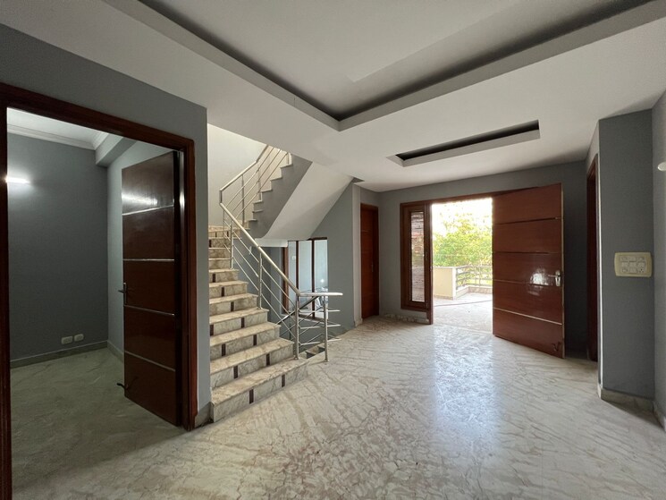 Room, sector 52 6+ Bedroom 450 Sq.Mt. Independent House In Sector 52 Noida 7846825