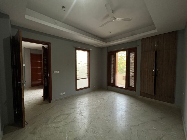 Room, sector 52 6+ Bedroom 450 Sq.Mt. Independent House In Sector 52 Noida 7846825
