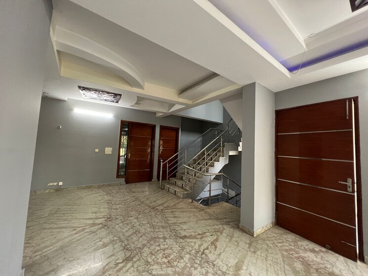  Parking, sector 52 6+ Bedroom 450 Sq.Mt. Independent House In Sector 52 Noida 7846825