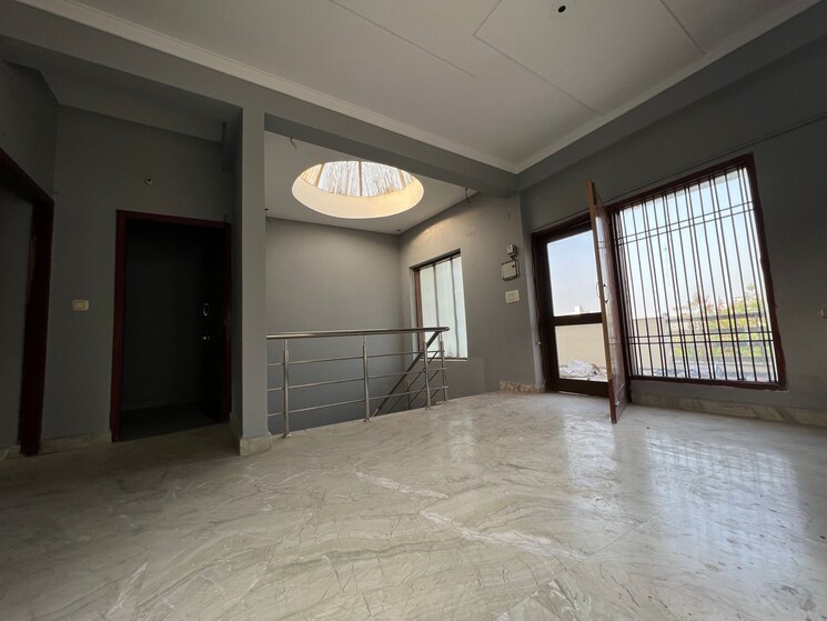 Room, sector 52 6+ Bedroom 450 Sq.Mt. Independent House In Sector 52 Noida 7846825