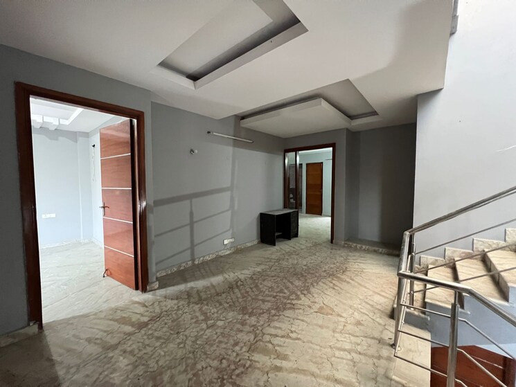 Room, sector 52 6+ Bedroom 450 Sq.Mt. Independent House In Sector 52 Noida 7846825