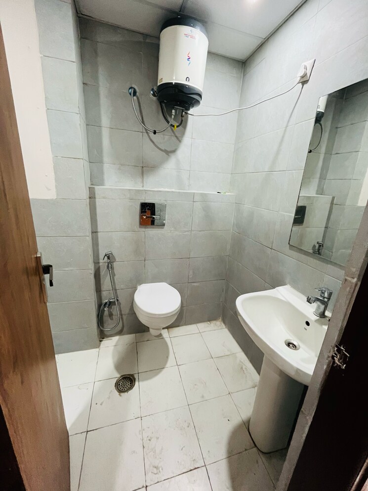 Bathroom, chandigarh-citi-center 1 Bedroom 500 Sq.Ft. Apartment In Vip Road Zirakpur 7846906