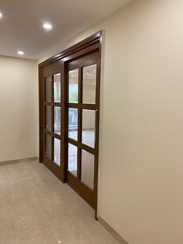 Room in 4 BHK Builder Floor at Safdarjang Enclave – for Rent