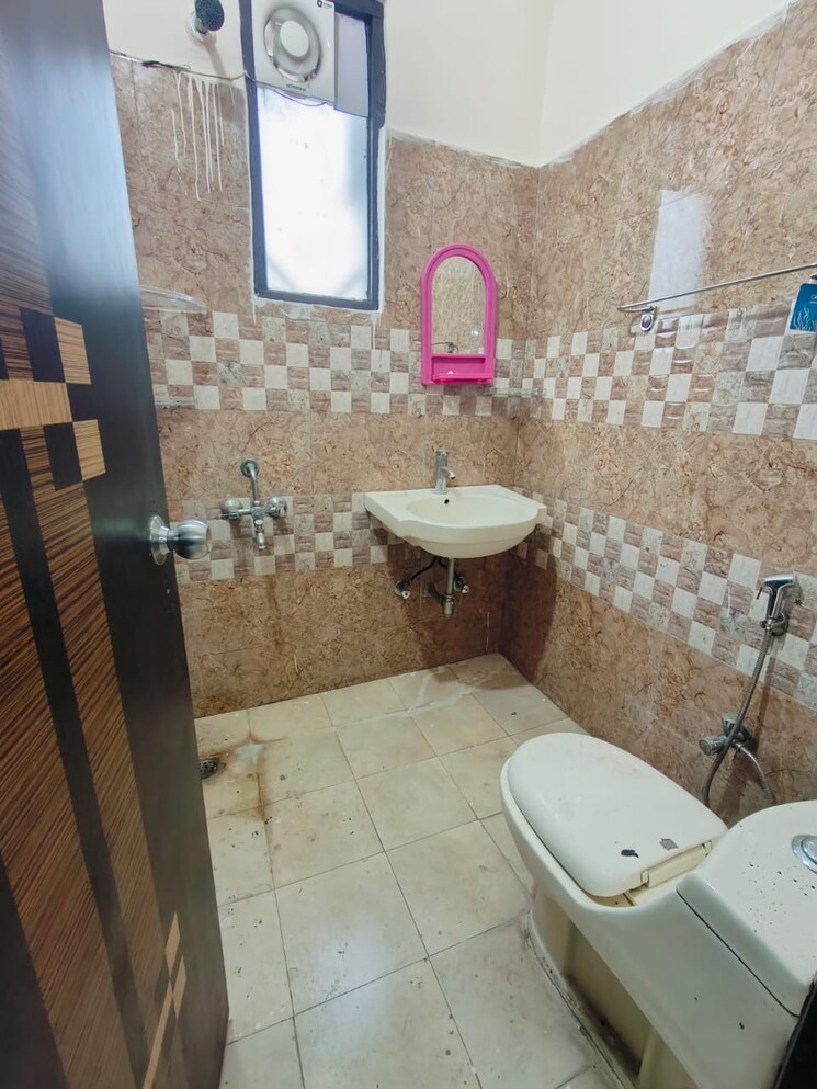 Bathroom, ansal-sushant-lok-i 3 Bedroom 2000 Sq.Ft. Builder Floor In Sector 43 Gurgaon 7850145