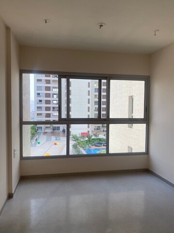 Room in 2 BHK Apartment at Piramal Vaikunth, Balkum Pada – for Rent