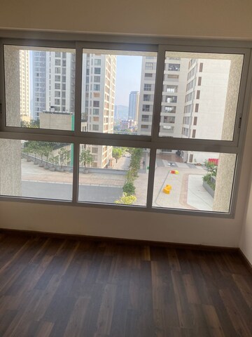 Room in 2 BHK Apartment at Piramal Vaikunth, Balkum Pada – for Rent