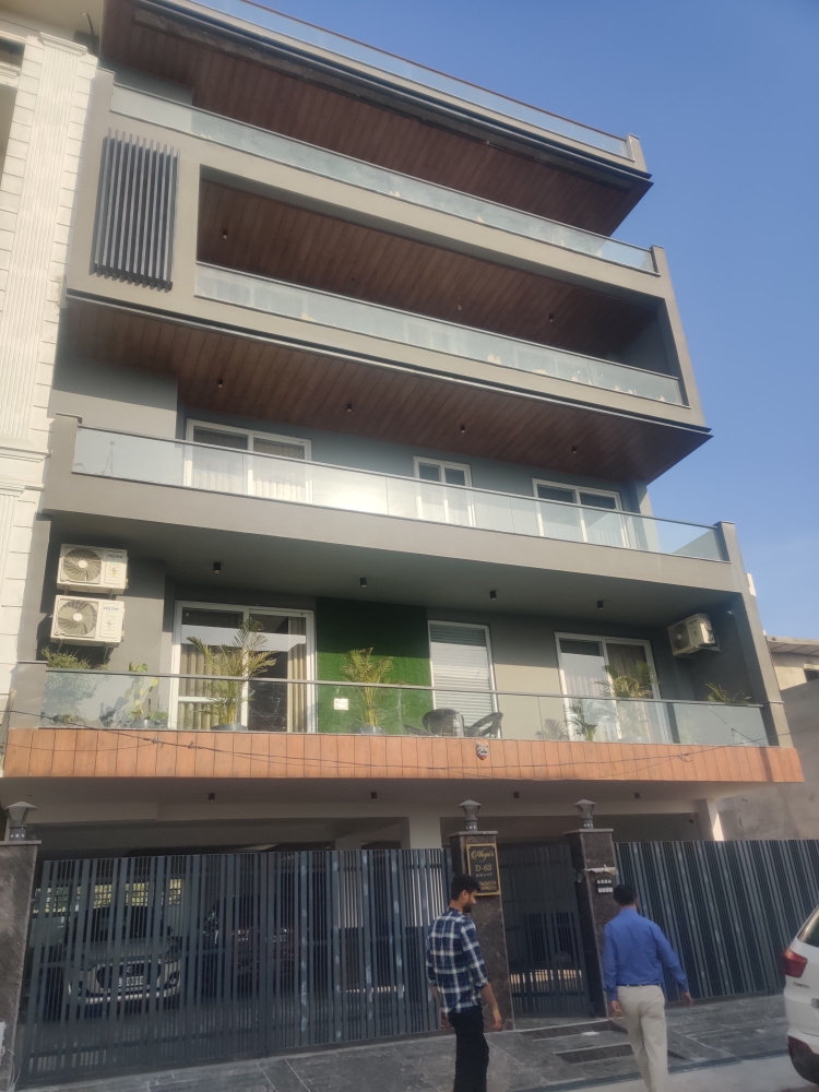 4 BHK + Servant Room Builder Floor For Sale in BPTP Amstoria