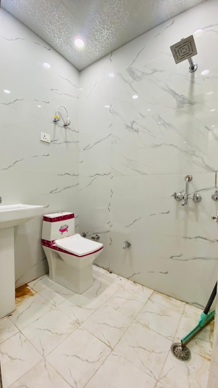 Bathroom, gyan khand i 2 Bedroom 900 Sq.Ft. Builder Floor In Gyan Khand I Ghaziabad 7851213