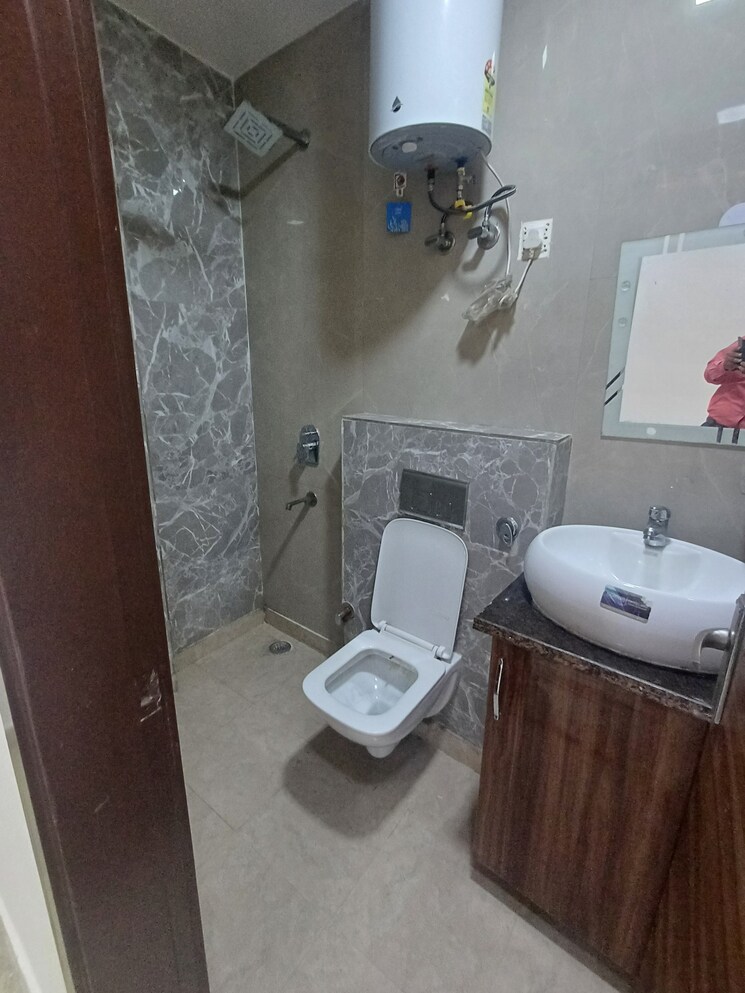 Bathroom, ramesh nagar 2.5 Bedroom 900 Sq.Ft. Builder Floor In Ramesh Nagar Delhi 7851561