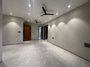 Room in 3 BHK Apartment at Khar West – for Sale