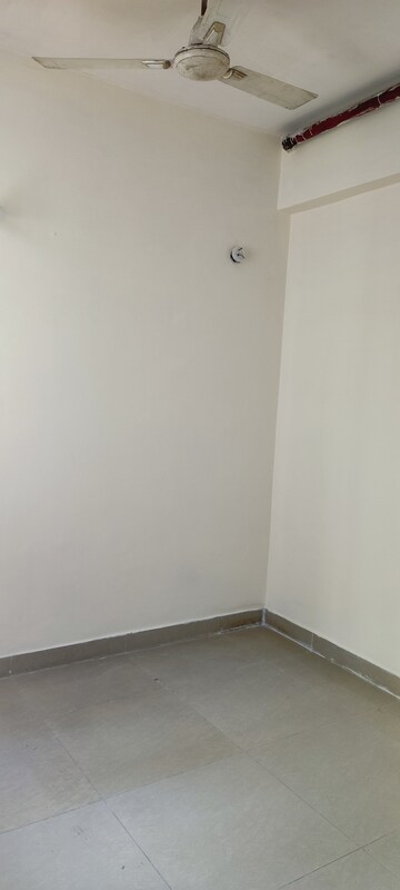 Room in 2.5 BHK Apartment at Sector 77 – for Sale