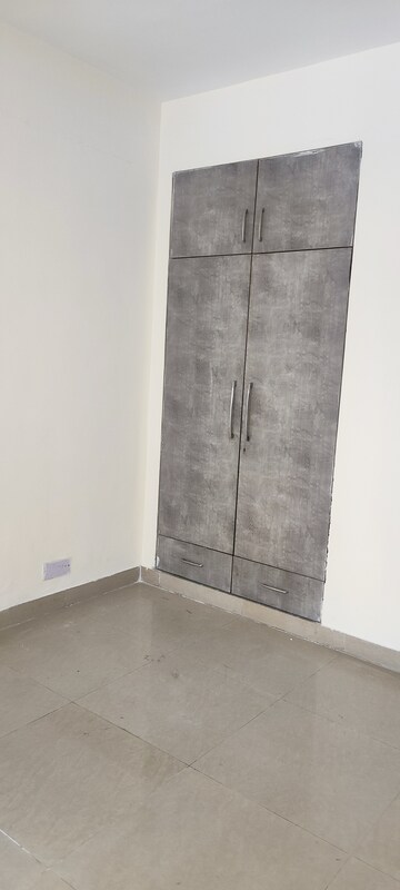 Room in 2.5 BHK Apartment at Sector 77 – for Sale