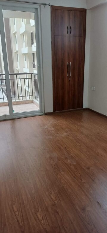 Room in 2 BHK Apartment at Amrapali Golf Homes, Sector 4, Greater Noida – for Sale