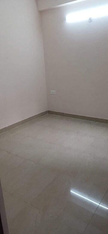 Room in 2 BHK Apartment at Amrapali Golf Homes, Sector 4, Greater Noida – for Sale