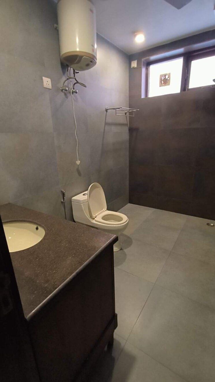 Bathroom, greater kailash part 3 4 Bedroom 500 Sq.Yd. Builder Floor In Greater Kailash Part 3 Delhi 7851641