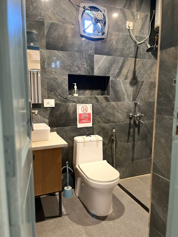 Bathroom, panchsheel enclave 4 Bedroom 350 Sq.Yd. Builder Floor In Panchsheel Enclave Delhi 7851913