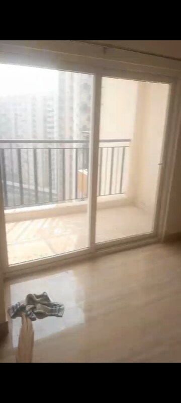 Room in 3 BHK Apartment at Amrapali Centurian Park, Tech Zone 4 Greater Noida – for Sale