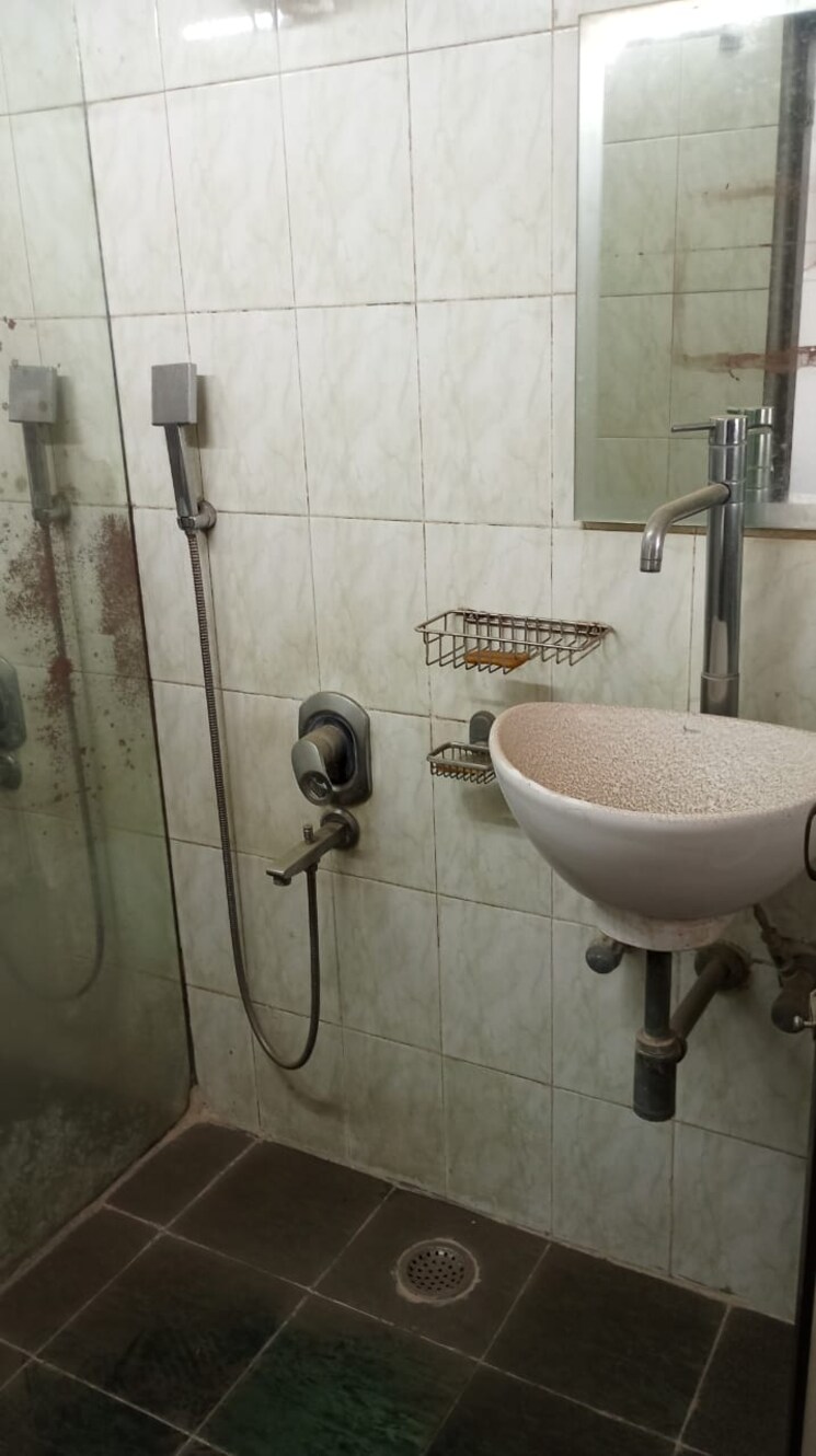 Bathroom, shree-sai-surya-kiran 2 Bedroom 600 Sq.Ft. Apartment In Andheri West Mumbai 7852923