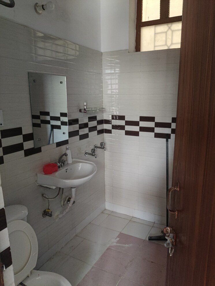 Bathroom, sector 105 4 Bedroom 100 Sq.Yd. Independent House In Sector 105 Gurgaon 7852926
