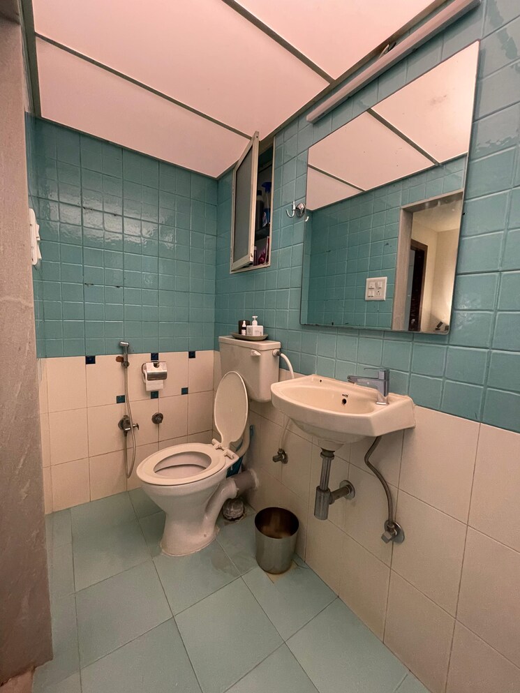 Bathroom, oyster-shell 1 Bedroom 450 Sq.Ft. Apartment In Juhu Mumbai 7853387