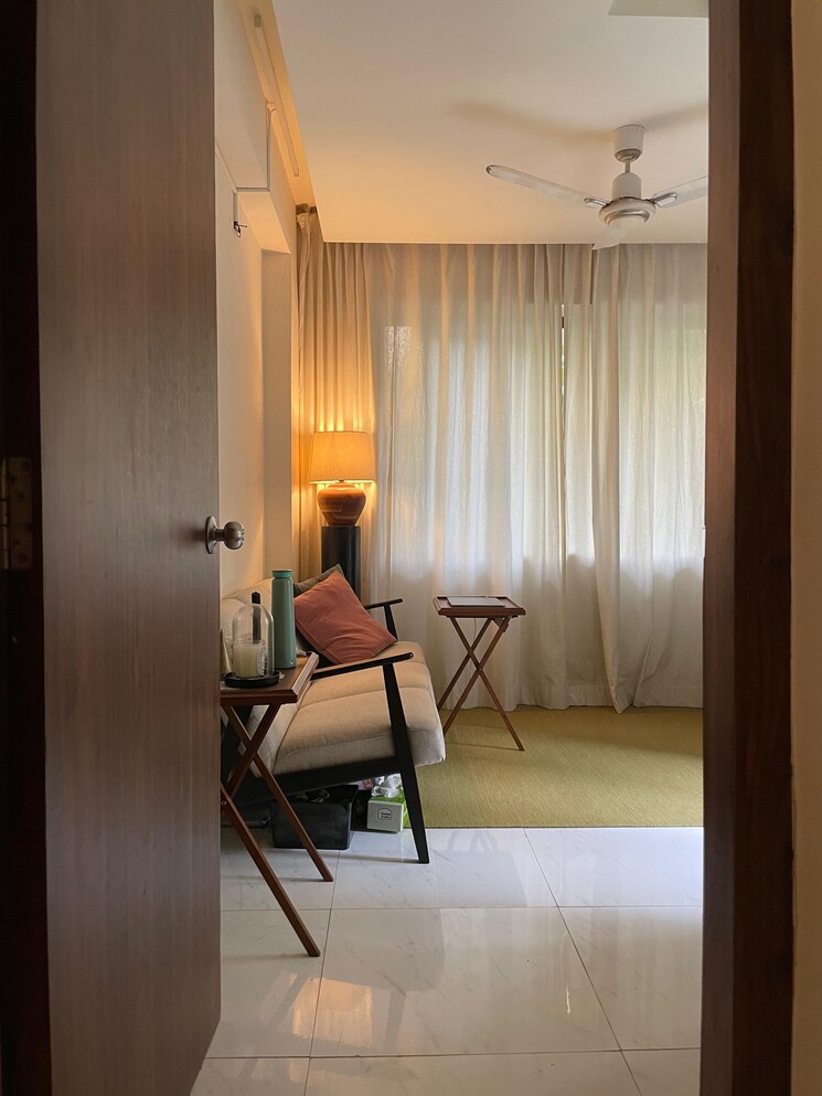 Bathroom, oyster-shell 1 Bedroom 450 Sq.Ft. Apartment In Juhu Mumbai 7853387