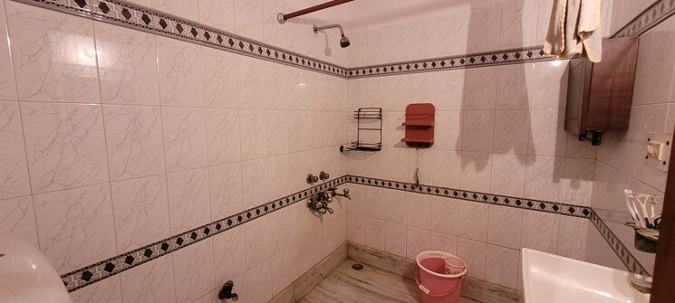 Bathroom, nai basti 3.5 Bedroom 1800 Sq.Ft. Builder Floor In Nai Basti Ghaziabad 7853639