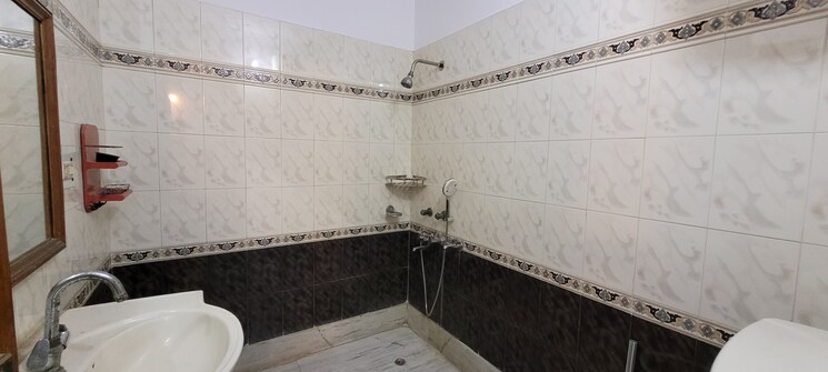 Bathroom, nai basti 3.5 Bedroom 1800 Sq.Ft. Builder Floor In Nai Basti Ghaziabad 7853639