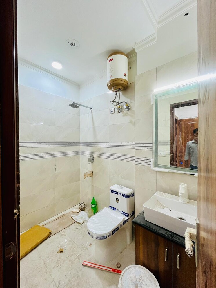 Attached Bathroom, vipul-world-floors 3 Bedroom 192 Sq.Yd. Builder Floor In Sector 48 Gurgaon 7853662
