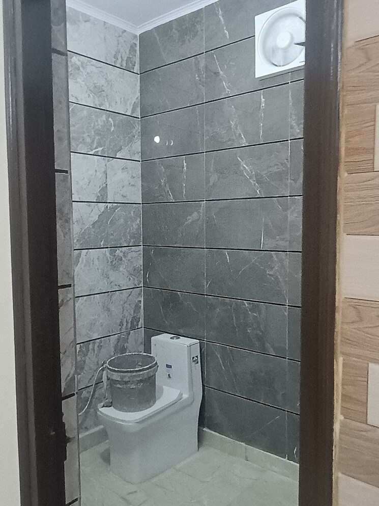 Bathroom, uttam nagar west 2 Bedroom 60 Sq.Yd. Builder Floor In Uttam Nagar West Delhi 7853989