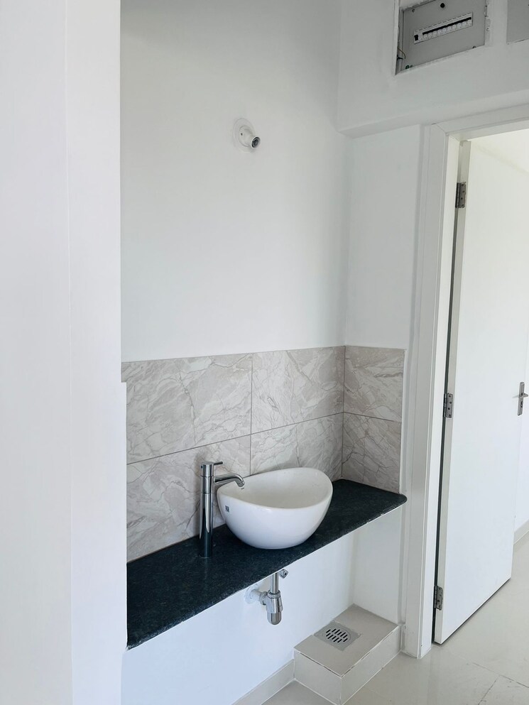 Bathroom, amanora-gold-towers 2 Bedroom 750 Sq.Ft. Apartment In Hadapsar Pune 7855649