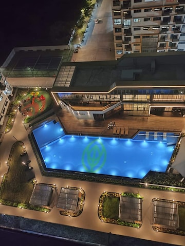 Swimming Pool in 2 BHK Apartment at Amanora Gold Towers, Hadapsar – for Sale