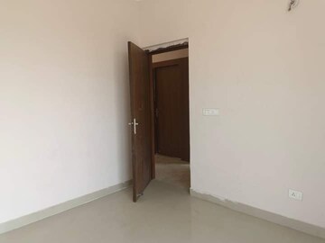 Room in 3 BHK Apartment at Amrapali Golf Homes, Sector 4, Greater Noida – for Sale