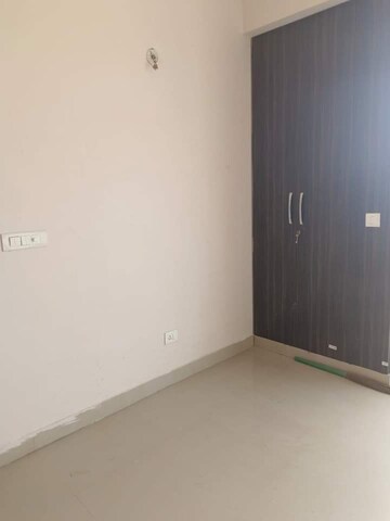 Room in 3 BHK Apartment at Amrapali Golf Homes, Sector 4, Greater Noida – for Sale
