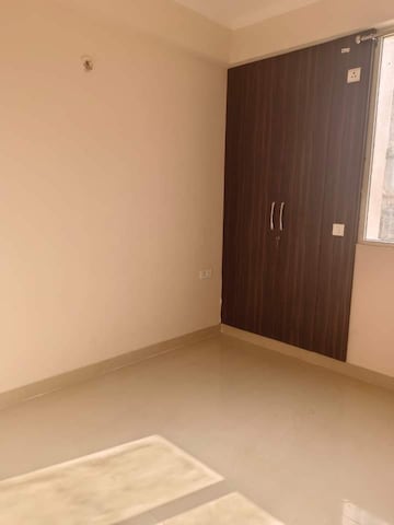 Room in 3 BHK Apartment at Amrapali Golf Homes, Sector 4, Greater Noida – for Sale