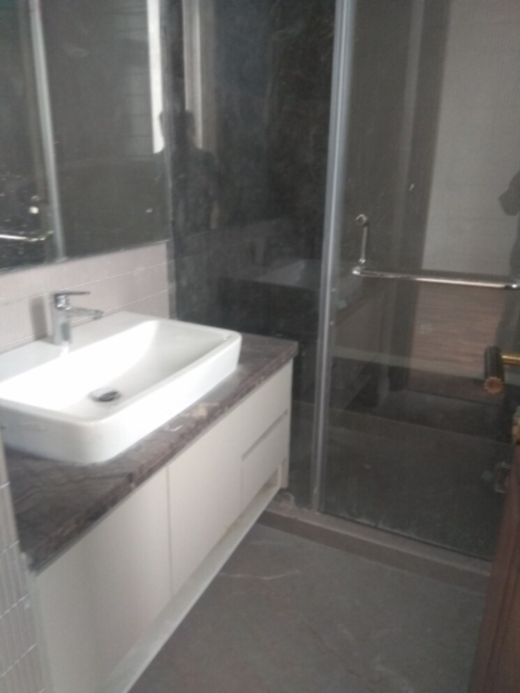 Bathroom, new friends colony 3 Bedroom 500 Sq.Yd. Builder Floor In New Friends Colony Delhi 7856804