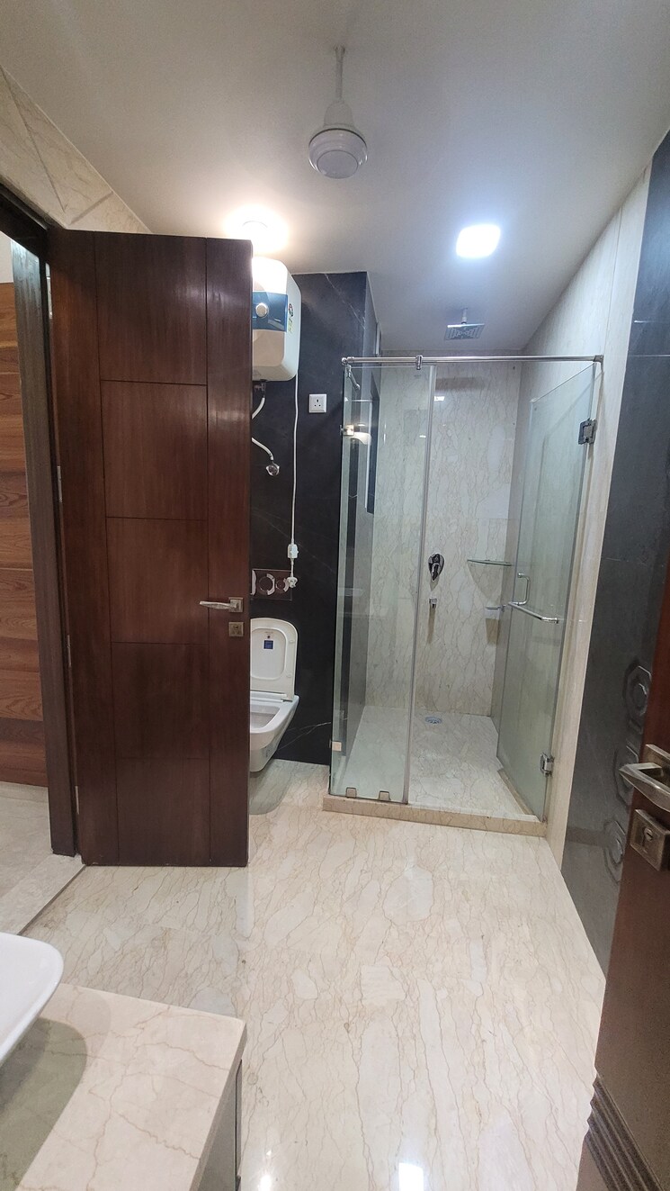 Attached Bathroom, anand vihar 4 Bedroom 2250 Sq.Ft. Builder Floor In Anand Vihar Delhi 7857237