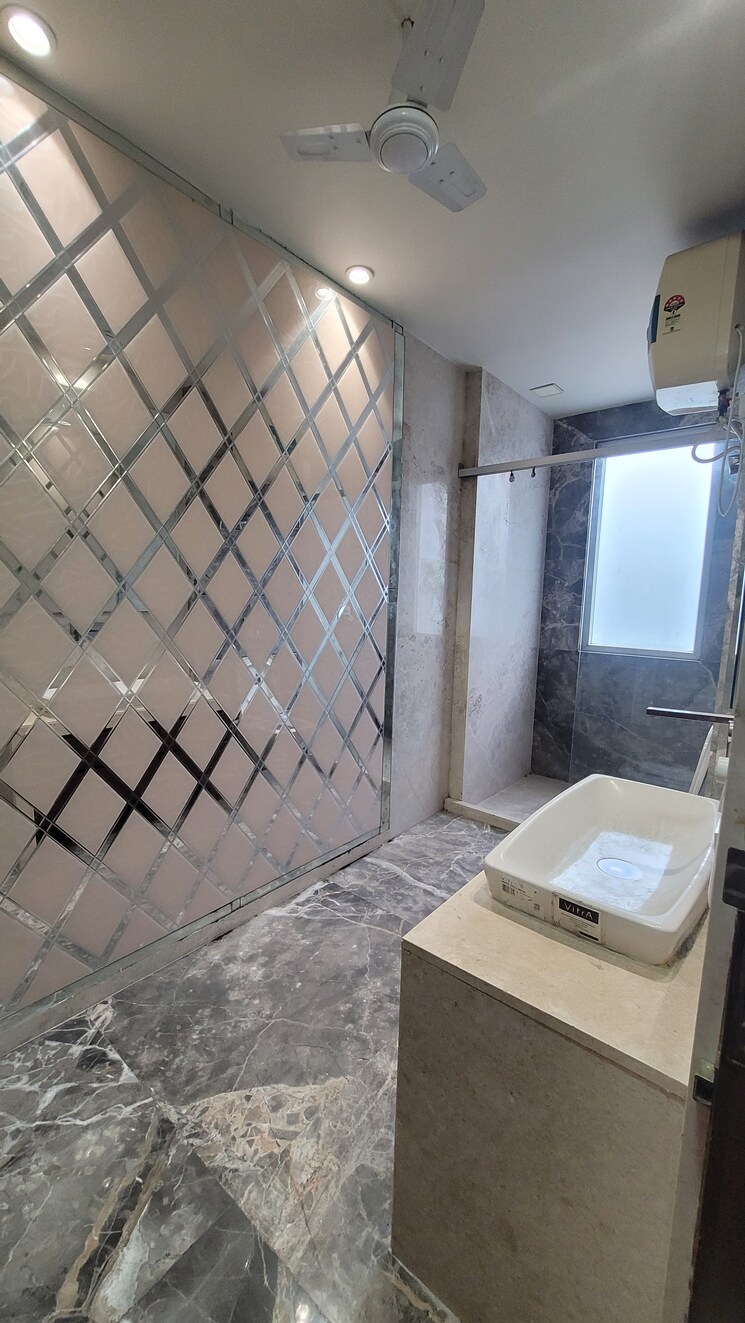 Bathroom, anand vihar 4 Bedroom 2250 Sq.Ft. Builder Floor In Anand Vihar Delhi 7857237