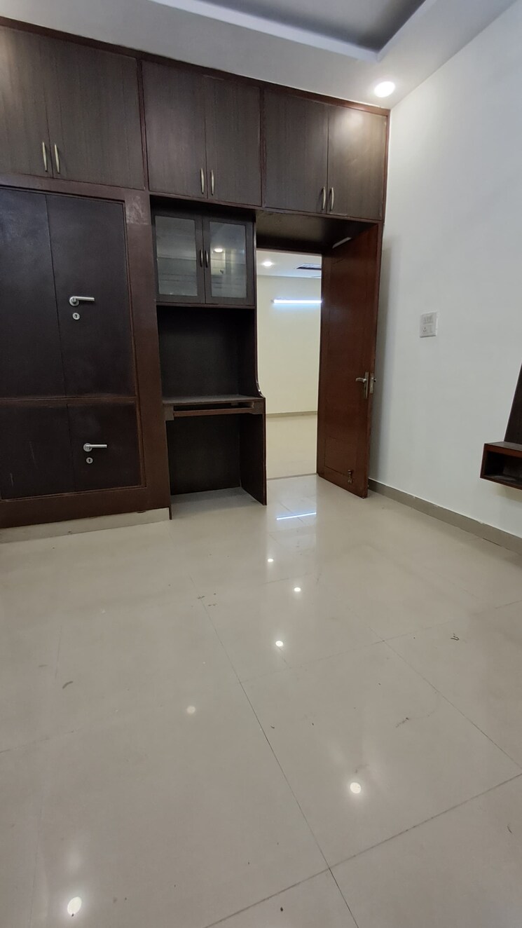 Room, peer mucchalla 3 Bedroom 163 Sq.Yd. Builder Floor In Peer Mucchalla Zirakpur 7857637