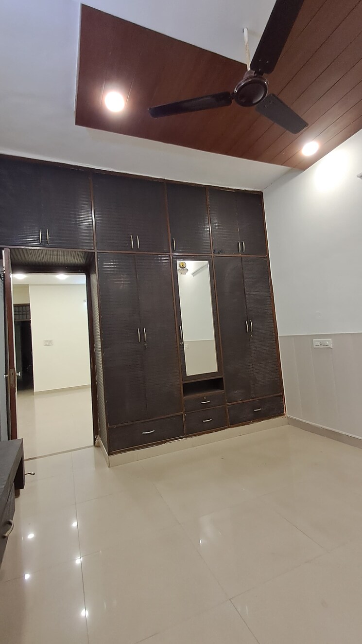 Room, peer mucchalla 3 Bedroom 163 Sq.Yd. Builder Floor In Peer Mucchalla Zirakpur 7857637